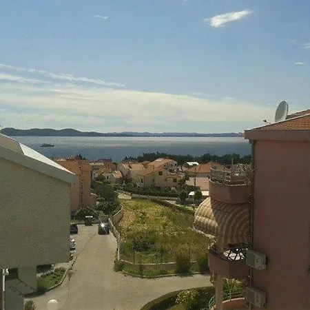 Leona Apartment