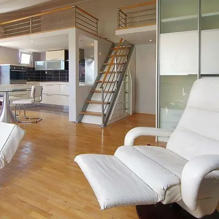 Leona Apartment *